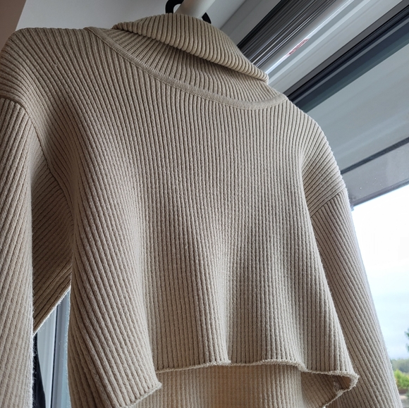 Cropped turtleneck sweater - Picture 2 of 3